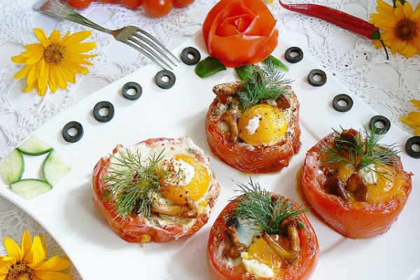 Grillowane jajka w pomidorach z kurkami