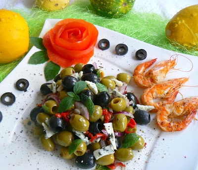 Oliwkowa marynata na ostro  z papryczką chili, miętą i serem błękitnym z krewetkami